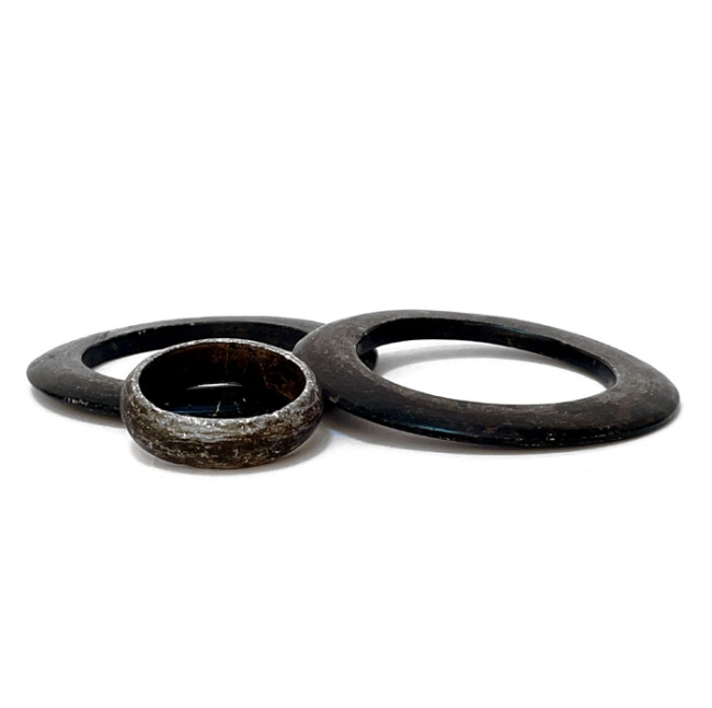 Trois bracelets en pierre noire du Sahara